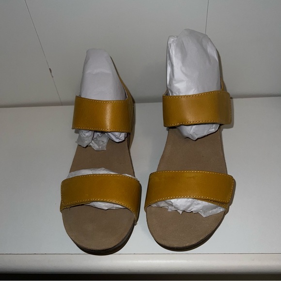 BRAND NEW Abeo sandals - Picture 5 of 8